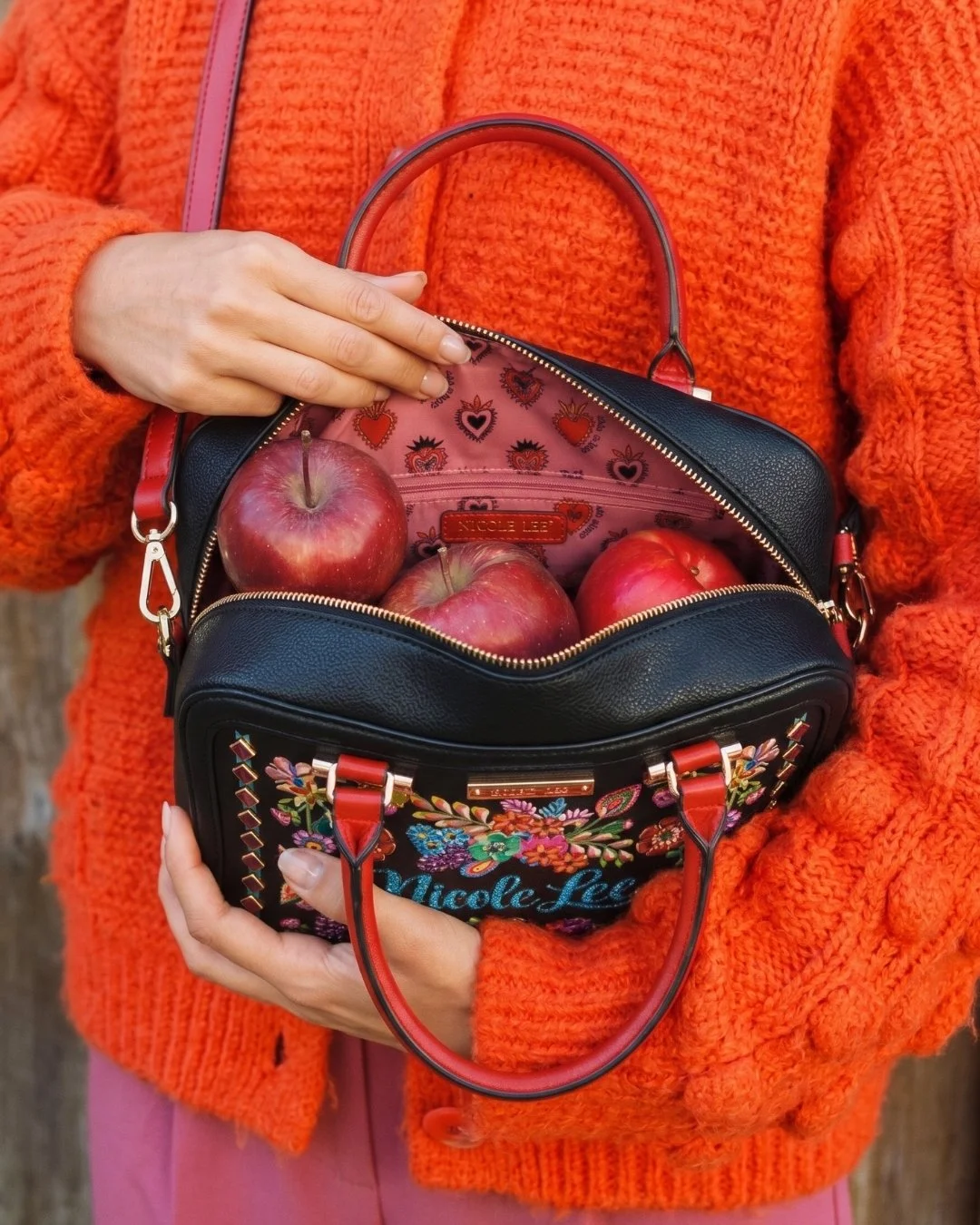 Apple-picking days, cozy sweaters, and a bag that deserves a spot in every fall photo. 🍎🍂❤️

Find the Keep Dreaming Boston Bag in link in bio.

#nicoleleeusa #FallStyle #StatementBag #BagDetails #FallFashion