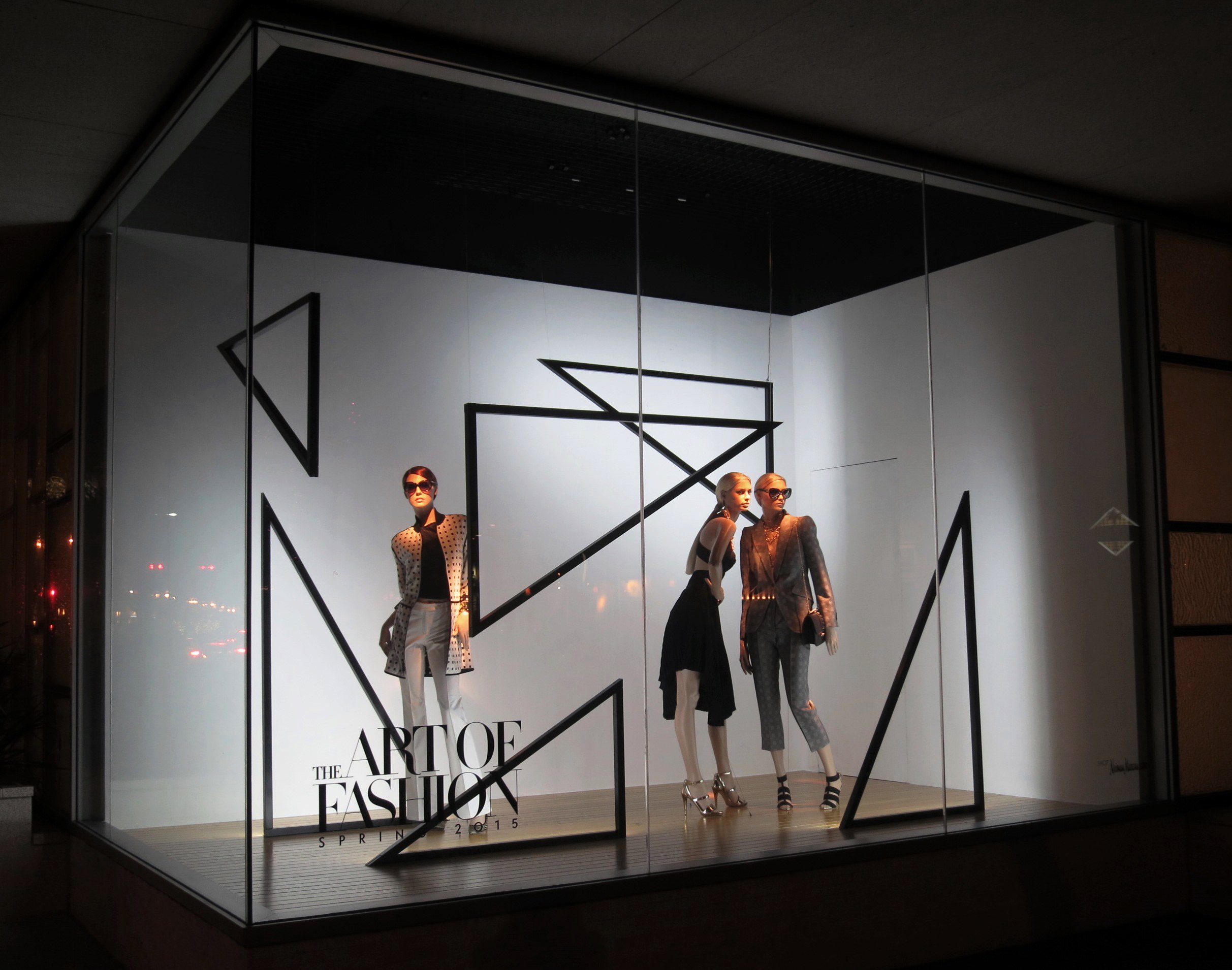 neiman-marcus-merchandising-triangle-lights-vitrine.jpg