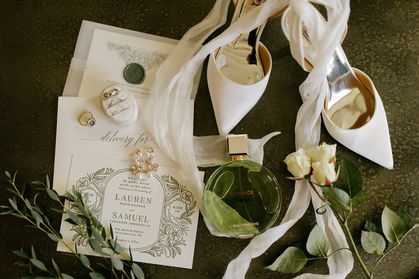 A few photos from Lauren + Sam&rsquo;s wedding day last summer on Bainbridge Island 🌼 

#weddingphotographer #pnwphotographer #tacomaphotographer #seattlephotographer #washingtonphotographer