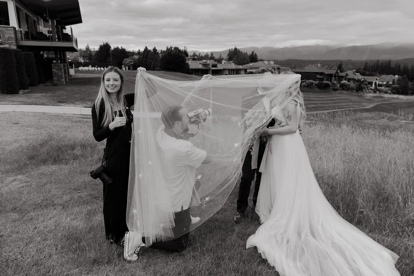 Still booking weddings for 2026 with my partner in crime @banderafilms 😻 I have just a few weekends left for next summer! Reach out at the link in my bio 🖤 Also, I love taking family photos this time of year so let&rsquo;s get your Christmas cards 