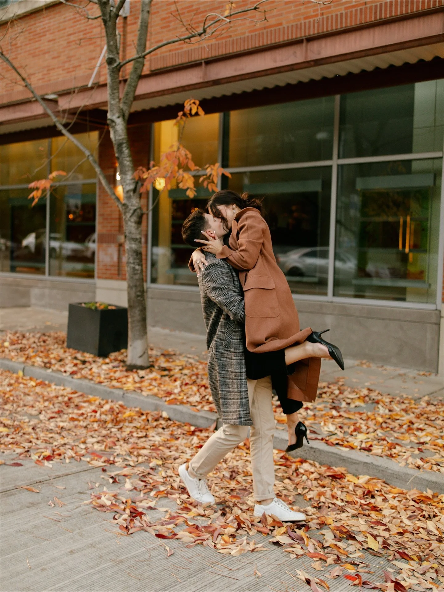 Anyone else feel soooo happy because of this rainy fall weather? No? Just me? 🥹🍁🍂🌧️ #seattlephotographer #engagmentphotography #weddingphotographer #tacomaphotographer