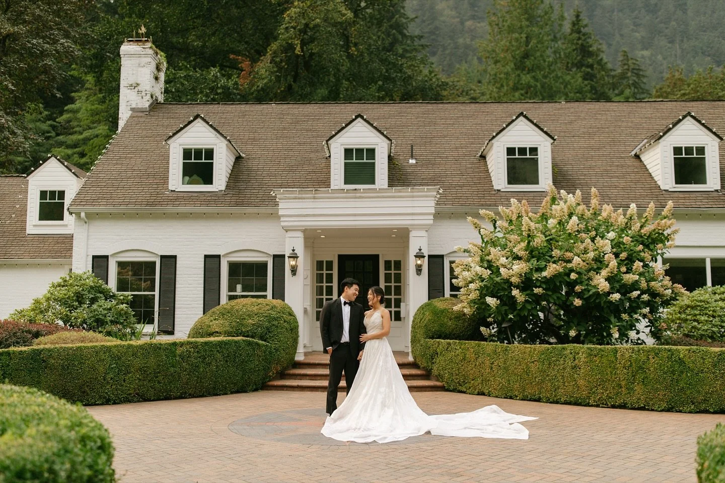 Reminiscing on this day, full of great vibes from start to finish. Love love love @foxhollow_events 💒💍 Also dairy queen blizzards for dessert&hellip; say less. 

#weddingphotographer #foxhollowfarm #pnwwedding #washingtonwedding #washingtonphotogra