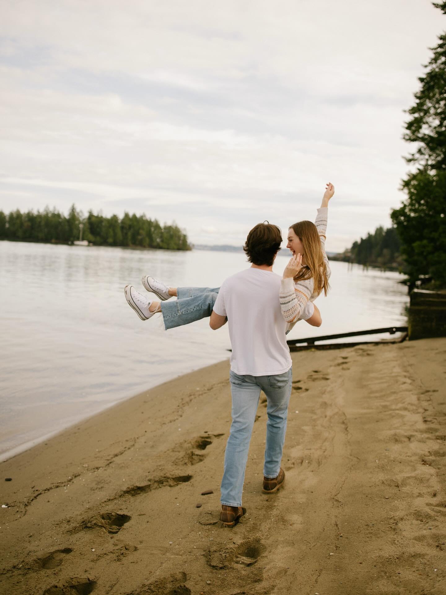 Had to give these photos a spot on my feed because my little brother is getting married 🥳 and I get the best sister-in-law!!! 🫶🏼 He executed this surprise proposal so well, planning a beach walk at one of her favorite places and I got to go ninja 