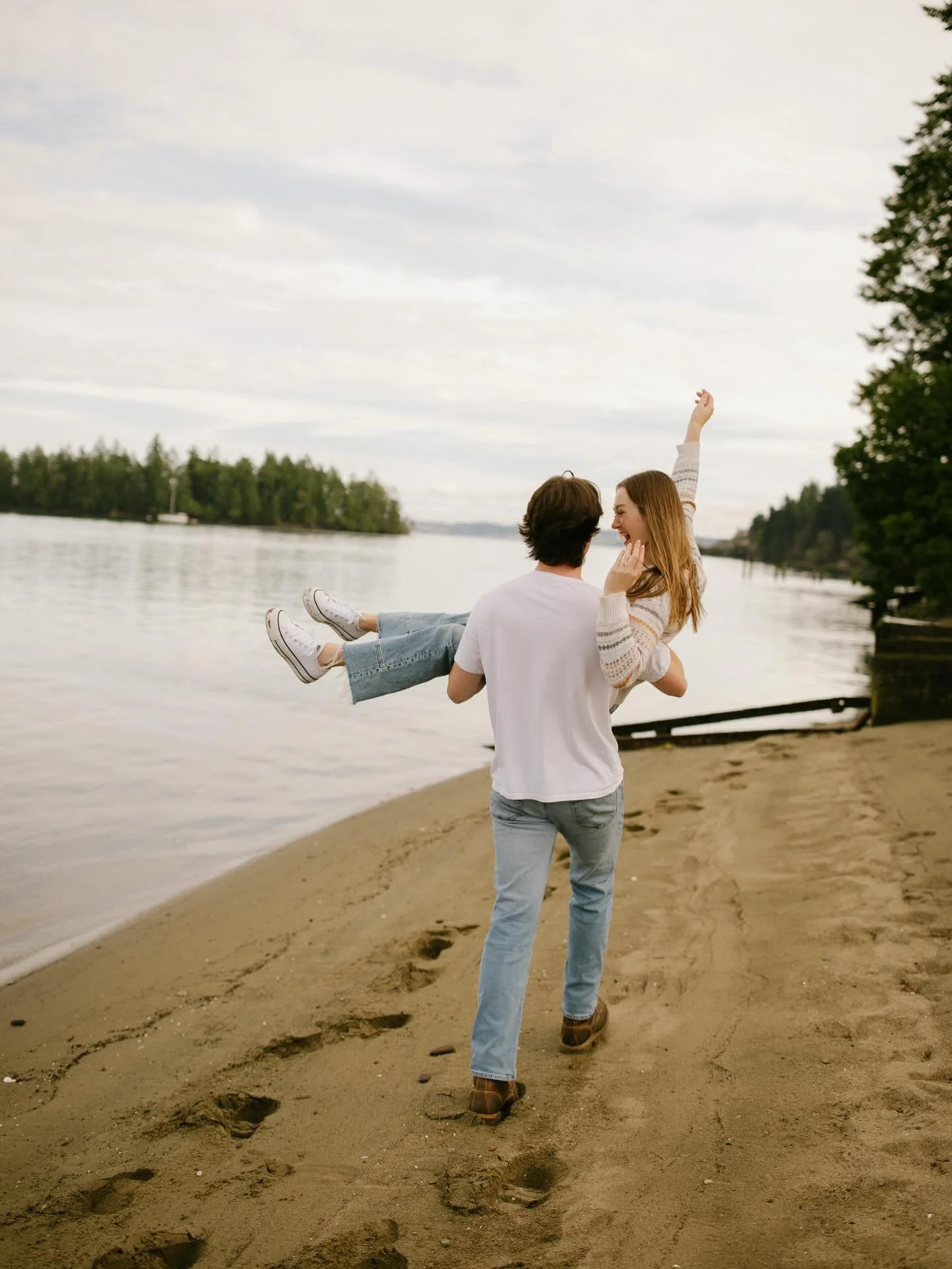 Had to give these photos a spot on my feed because my little brother is getting married 🥳 and I get the best sister-in-law!!! 🫶🏼 He executed this surprise proposal so well, planning a beach walk at one of her favorite places and I got to go ninja 