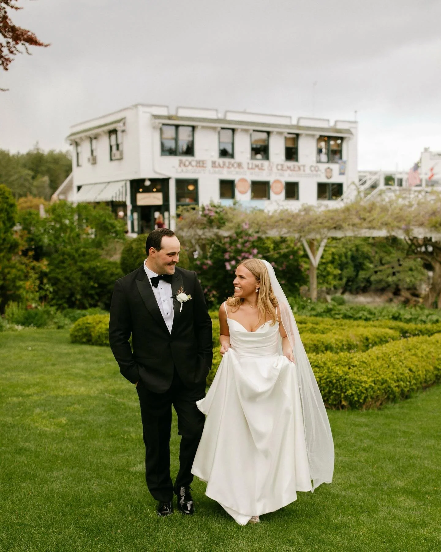Rain, sun, RAIN, sun 🌧️☀️ a true PNW spring wedding in the San Juan Islands! @rocheharborresort ⛴️ Just a reminder that the weather is not to be feared on your wedding day, your attitude is everything! Some of my favorite photos have been of rainy w