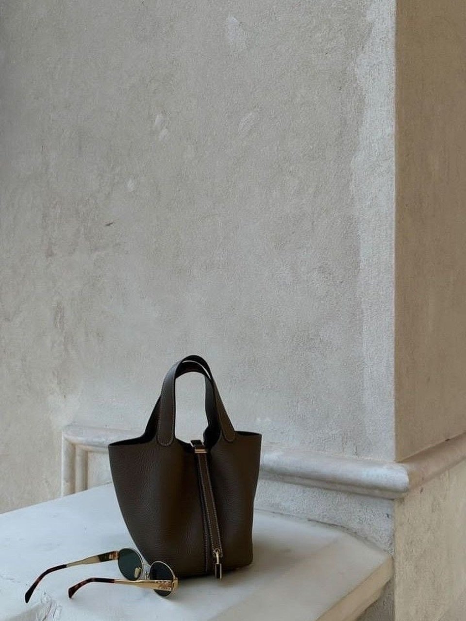 slowing down long enough to notice 🤍
. 
#thehealthynailspa #sincerelyhuman #luxurywellness