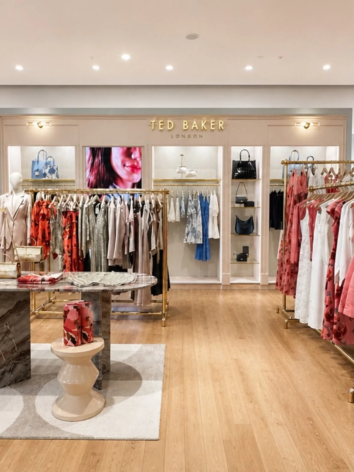 Ted Baker made a stylish statement with a new boutique shop-in-shop on the upper level of Selfridges Trafford in Manchester, England, a space curated as a walk-in wardrobe for the ultimate Ted Baker Woman 💐

The collection moves from morning garden 