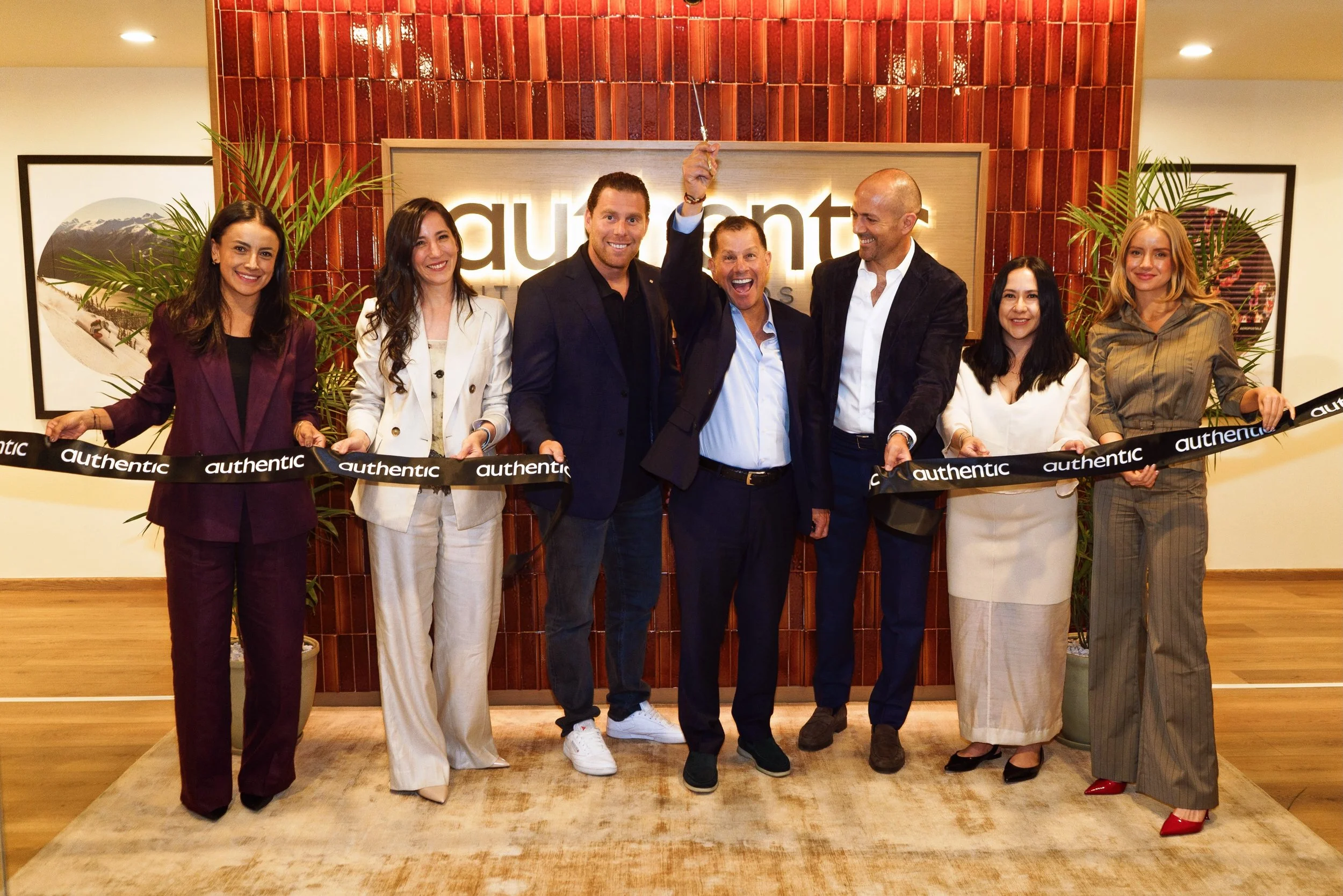 We celebrated the grand opening of our new Mexico City headquarters with 100+ partners, colleagues and retailers, and made it a full brand experience. 

Guests enjoyed craft cocktails, light bites and a bespoke gifting station featuring hand-painted 
