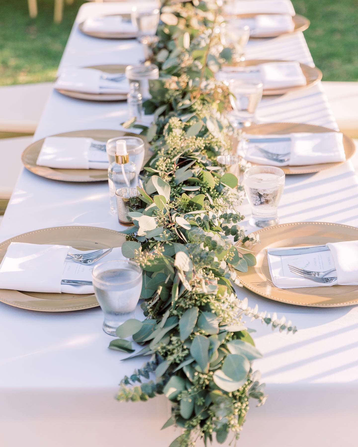 Lush Eucalyptus Garlands. So simple, so classy, and so romantic 💚🤍