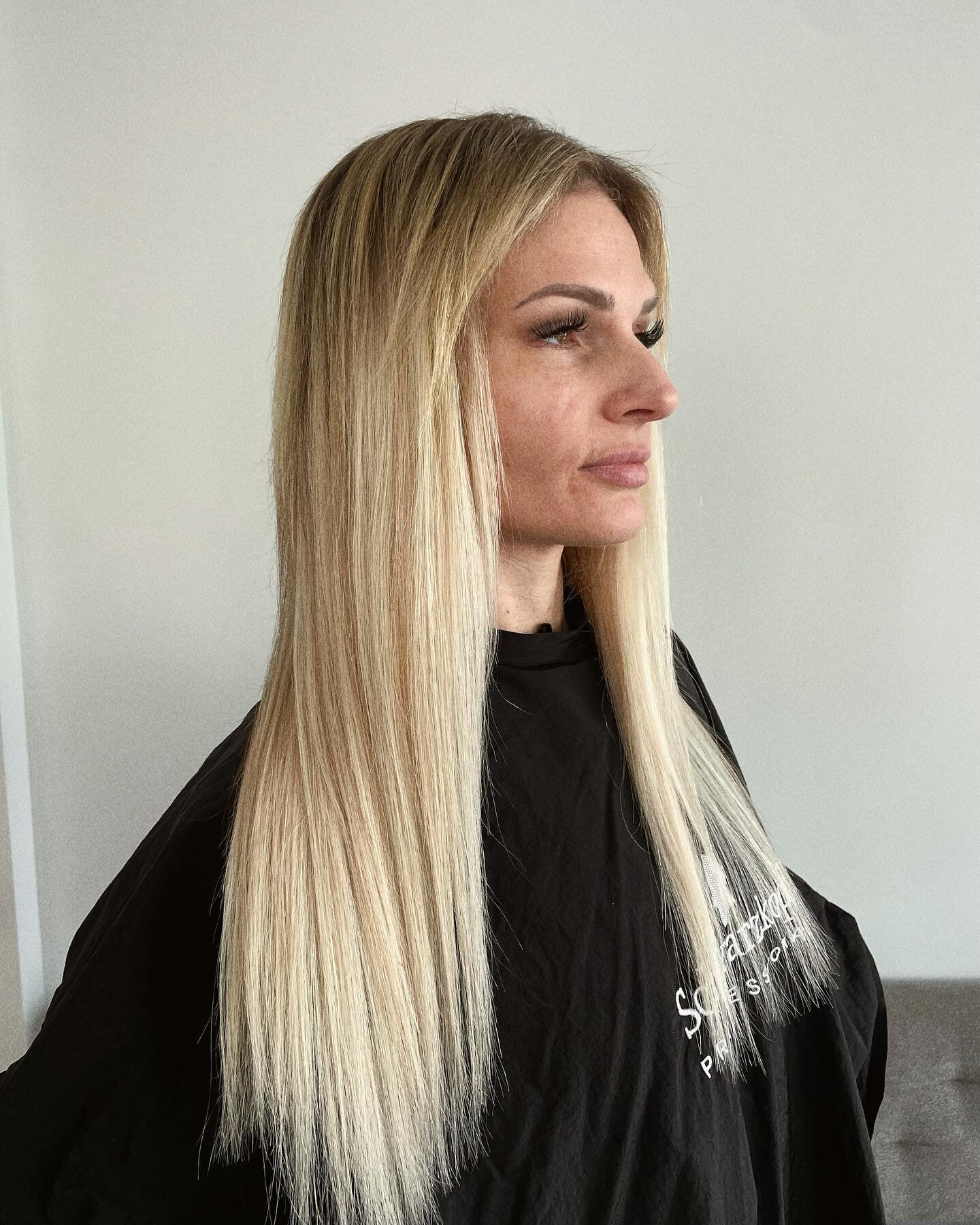 Here is a little behind the scenes of me prepping for an extension install. 

Prepping the hair with a colour ensures the best natural unnoticeable results. 

The third picture is a comparison of her old hair and her new longer hair. 

To keep the ex