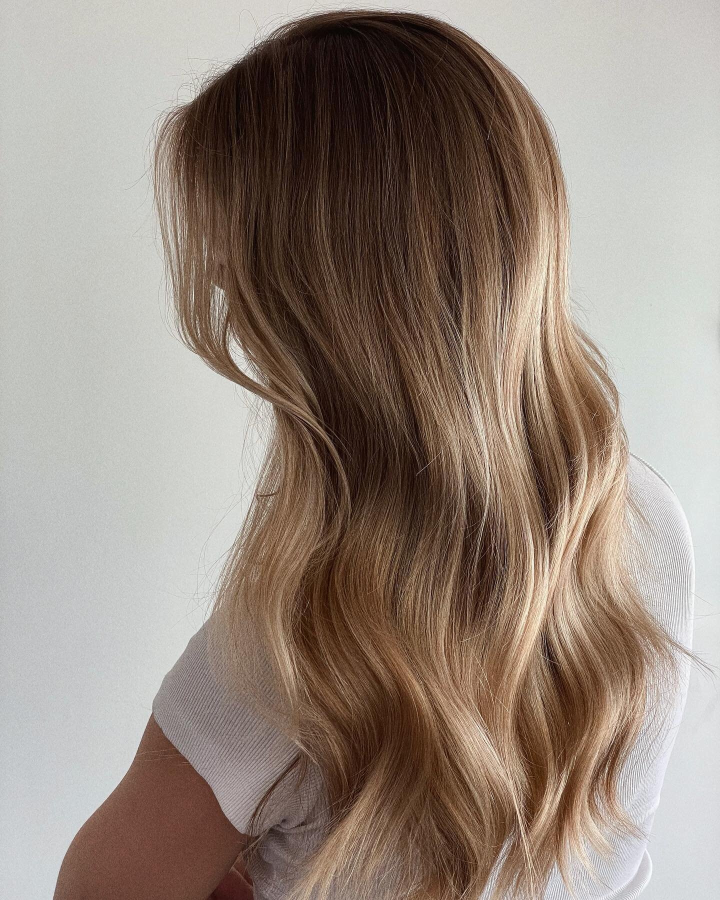 Soft and blended 💖

We did a colour melt to achieve this natural blonde. This look will grow out very nicely and she won&rsquo;t have to get her blonde touched up for several months. 

I have a couple of appointments left before summer starts, you c