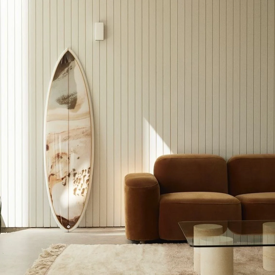&bull;SOL Collection by @sarahellisonstudio&bull; 

An affection for the interior schemes of the 70s, SOL follows an earthy colour palette with textured materials, oyster linen sofas, caramel-coloured velvet armchairs, glass and oak wood tables and c