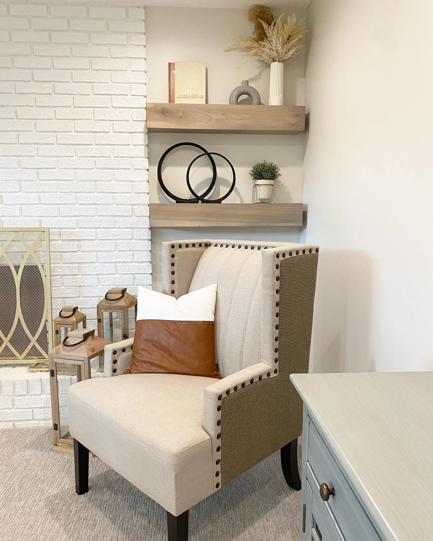 That went fast! Love when they are under contract after the first weekend of showings! #pieceofmind.
.
#homestaging #propertystyling #interiors #downersgroverealestate