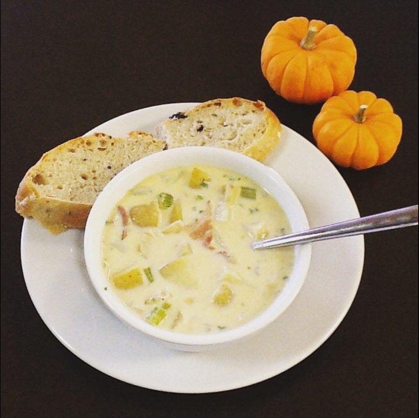 Good morning! ☀️
We hope you&rsquo;re having a great day!
Today we have our creamy bacon potato soup available for lunch🤤
We also have our yummy turkey sugar cookies🤗😋
