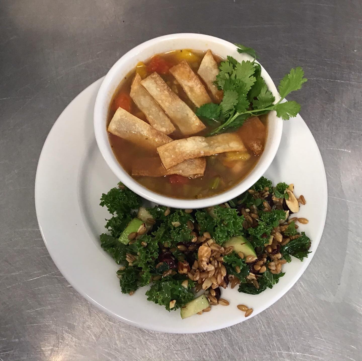 Good morning☀️
We hope you all had a great weekend!
Come in and grab a bowl of our yummy veggie tortilla soup to warm you up🤤🤗
We also have or loaded farro salad available for lunch!