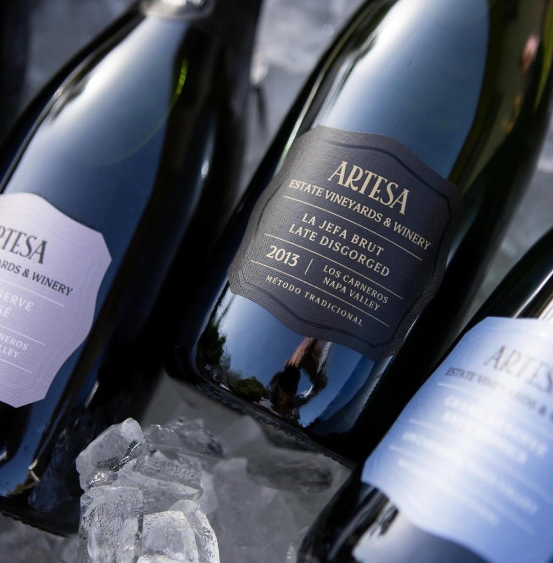 All great stories begin with the uncorking of a bottle of wine and those endless conversations in good company 🍷 ⁠
⁠
Prueba nuestros sparkling wines are now available from @artesawinery! They're a result of more than 470 years of history of Ravent&o