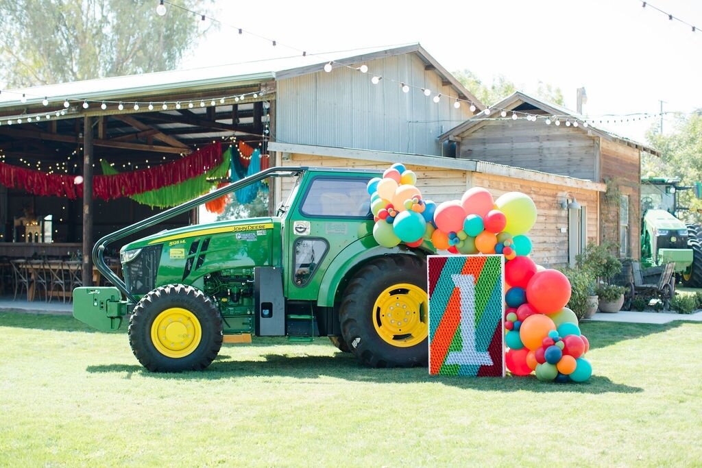 Fire up the tractor, put &lsquo;er in gear! Rhett is celebrating his first year! 🚜🚜🚜

Host: @jordyncorreia
Planning, styling and balloons: @thecollectivecreativeco
Photography: @isabellaalexphoto
Partyware: @loveofcharacter
Acrylics: @kulgra
Flora