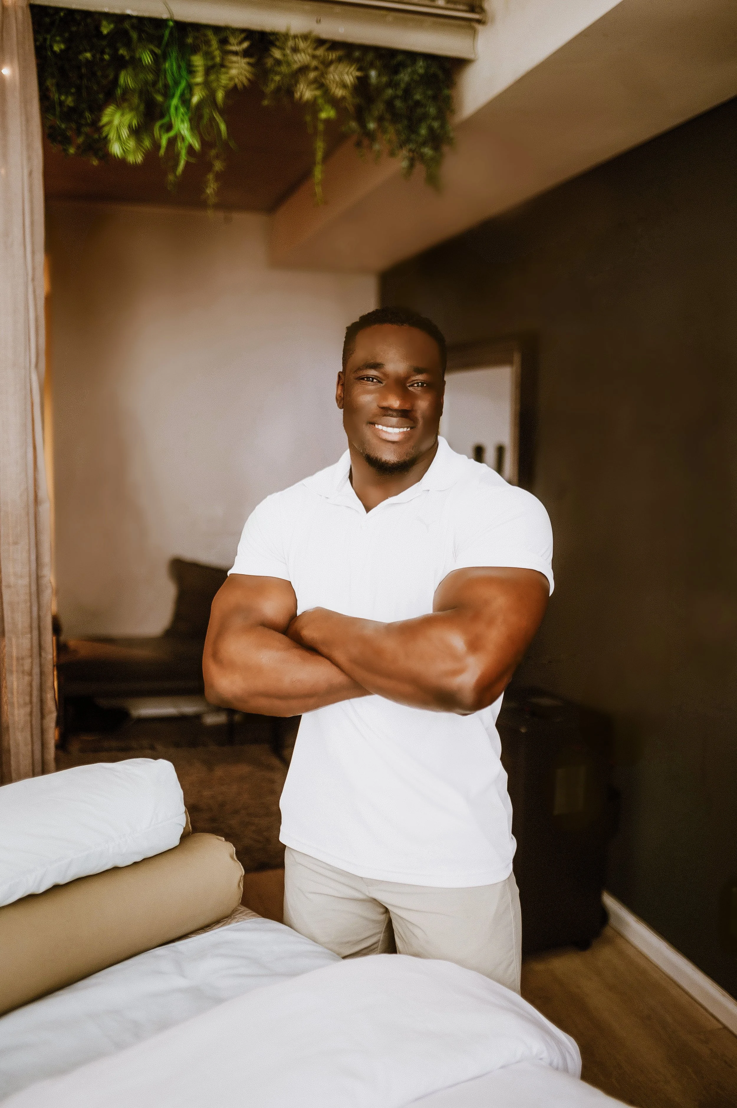 Muscle masseur doing body massage for male massage