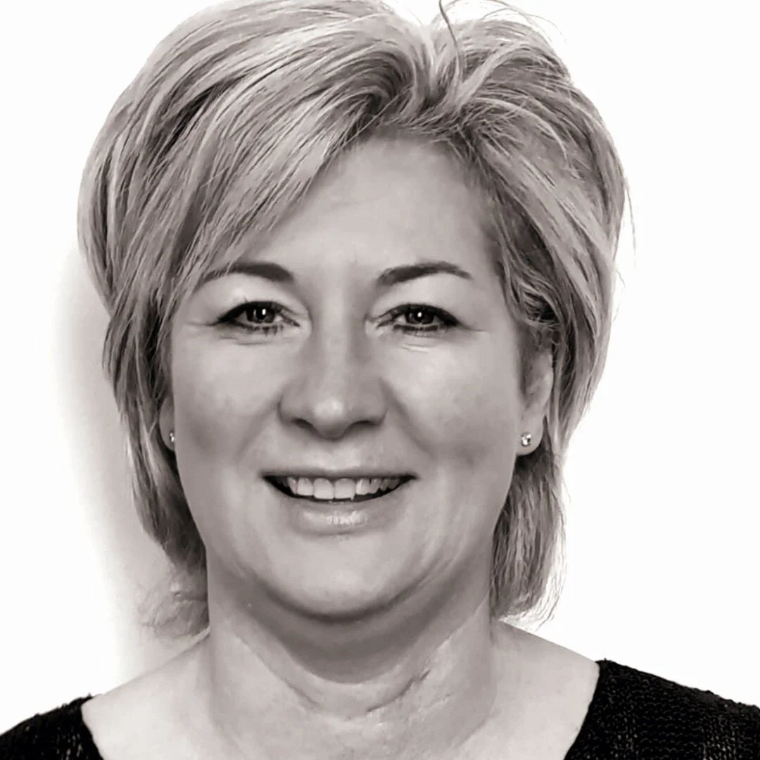 Mary playing Mary shes got very handy behind a bar🥂🍻 😍😍 She is also Corvus the constellation 😍😍😍