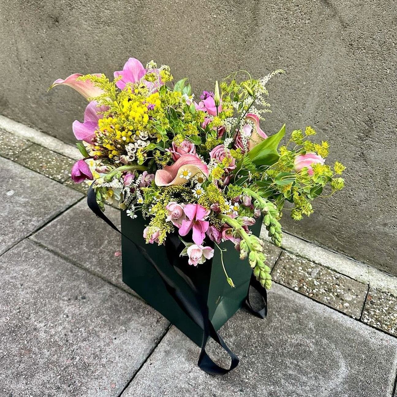 Take a bunch of fresh flowers home with you from the market! 🌸💐🌷🌼 That&rsquo;s right! The gorgeous Anna from @apennyforflorence will be at our market inside @thehoxtonhotel Southwark on both Saturday 11th and Sunday 12th putting together beautifu