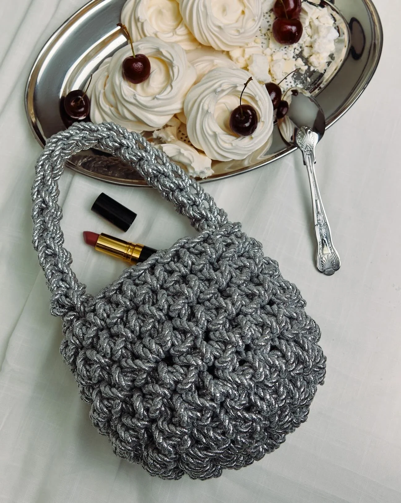 Hot from my inbox! Photos of the one and only @isladegar who&rsquo;ll be trading with us at our next Christmas Market inside @thehoxtonhotel Southwark on Saturday 29th November!

Isla De Gar is a contemporary handbag brand specialising in bridal bags