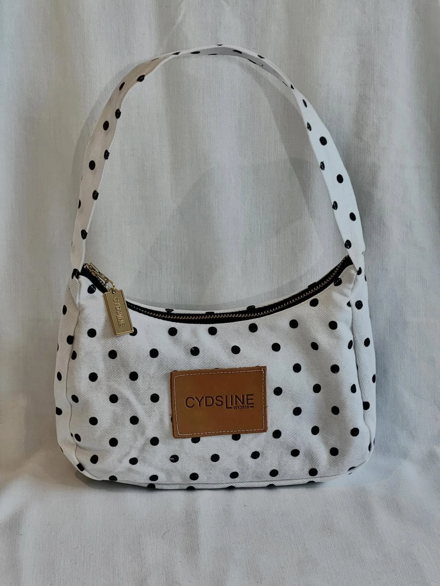 Discover some of the amazing small businesses trading at our Christmas Market this Sunday 30th November inside The Hoxton Hotel Southwark!

👖 @cydsline 👖 Viral designer Cydonie repurposes waste denim and other fabrics to create her absolutely iconi