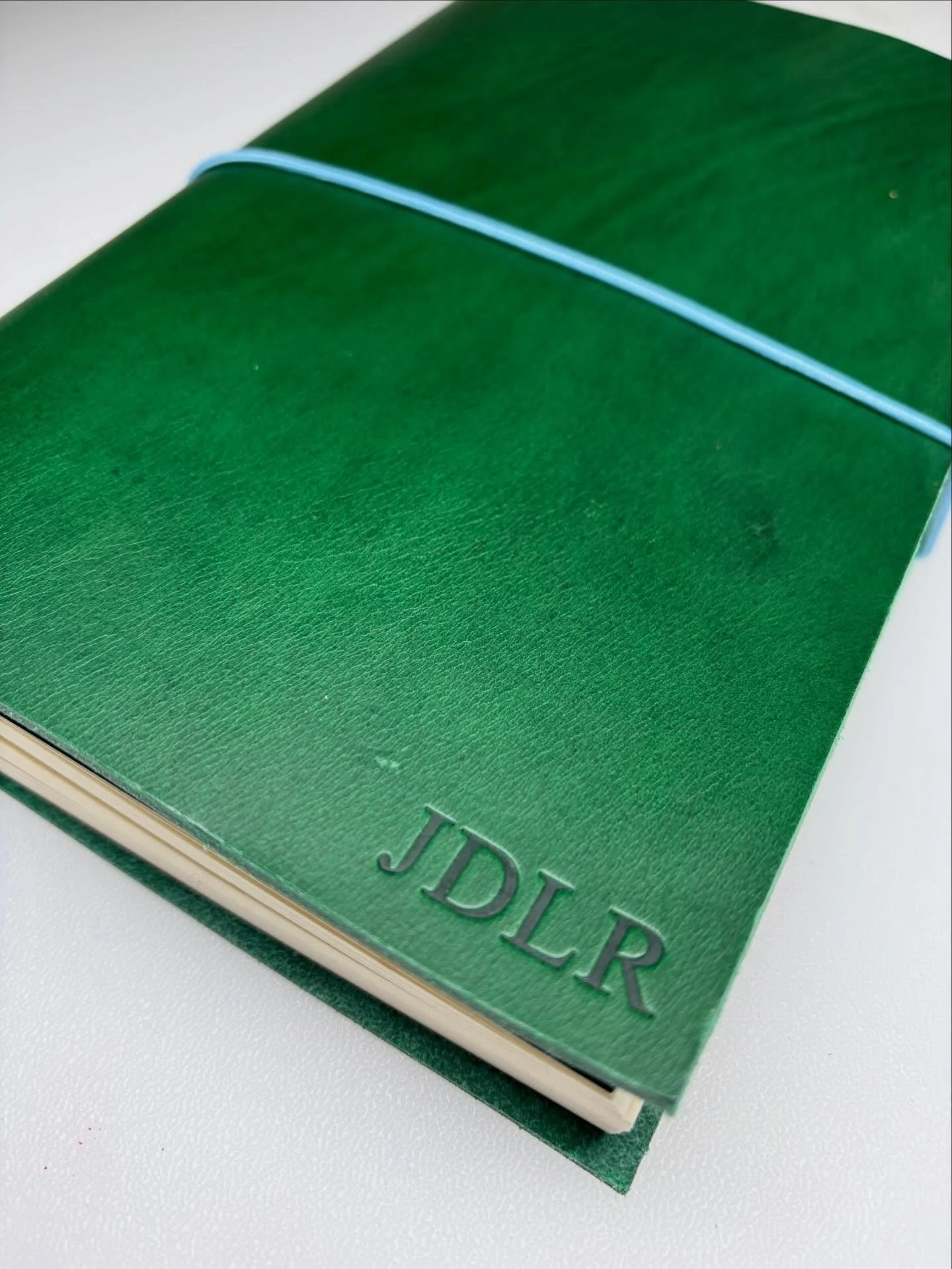 NEW! @shrew.studio 🌈 See these hand-stitched leather journals, bags and accessories that are crafted in the UK by Rachel at our Pop-Up Shop in Borough Yards this Sunday!

Available in a selection of colours, with styles including card holders, walle