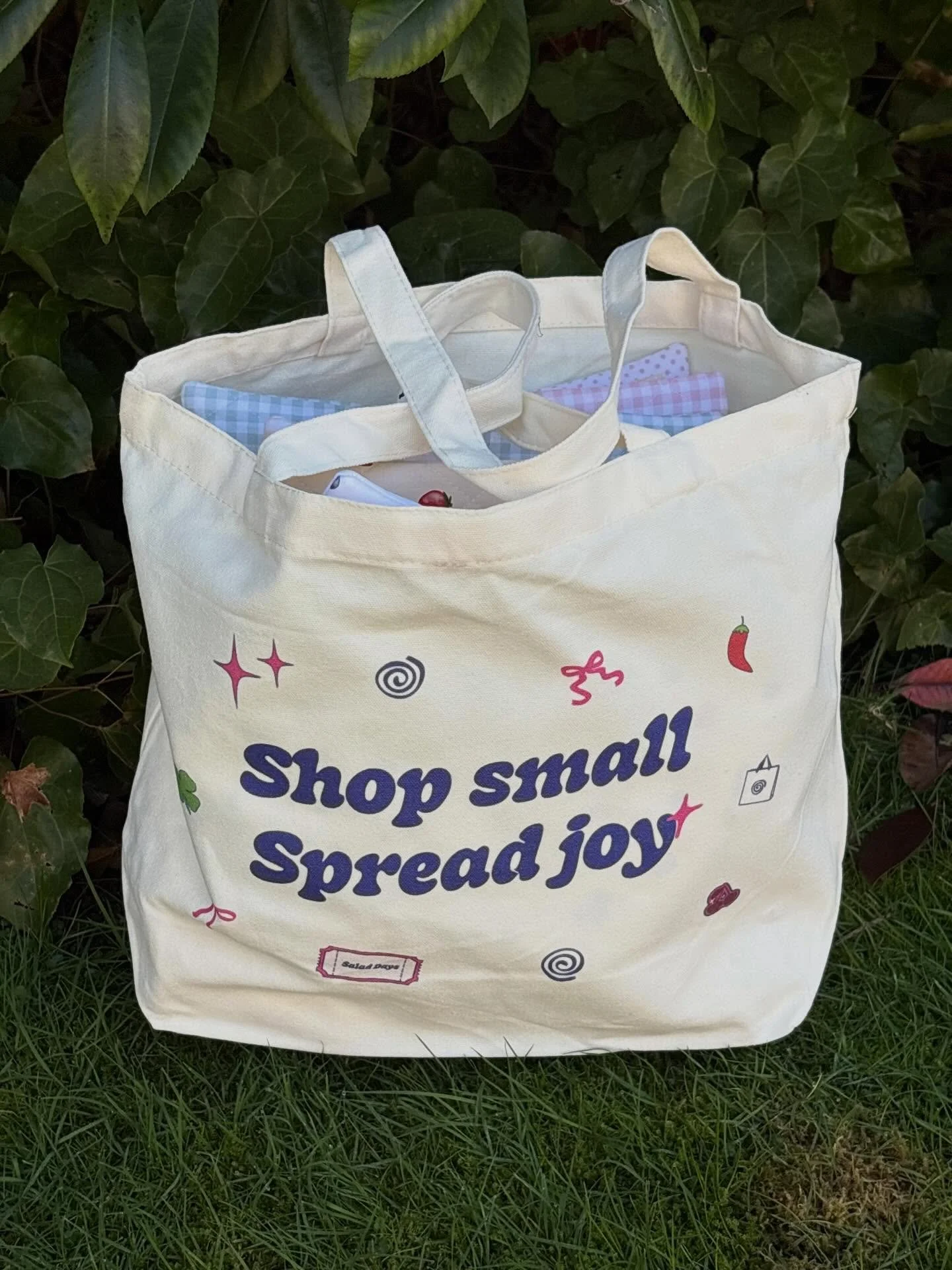 Muski at @shopsantai.uk approached us about working on a cute tote bag together, and I&rsquo;m so happy to share that it will be available to buy for &pound;8 at our Pop-Up Shop in Borough Yards this Sunday! 💖✨🌀

Shop Small Spread Joy has always de