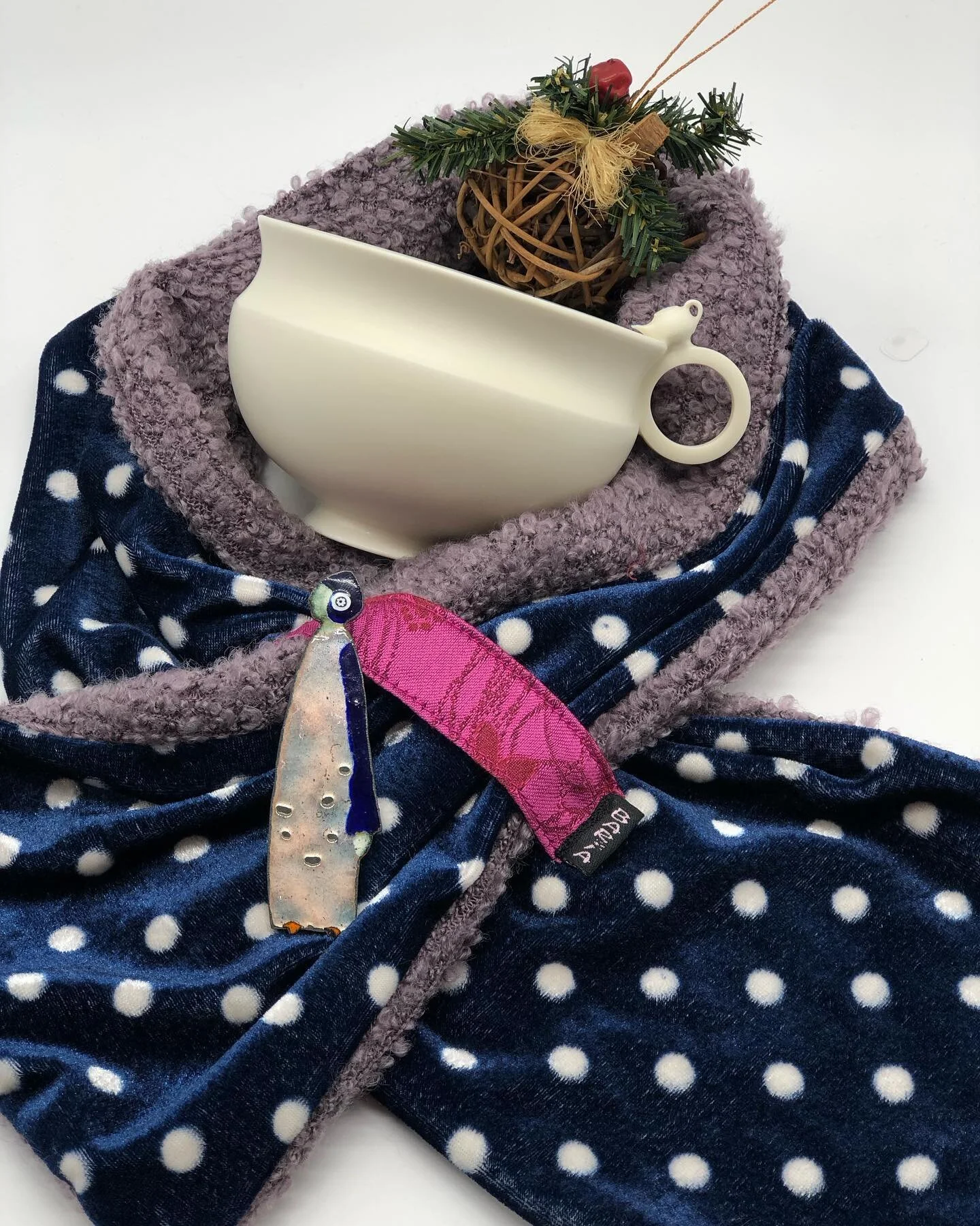 🎁des id&eacute;es cadeaux encore des id&eacute;es !🎁
#artisanatfrancais 
#scarves
#porcelaine
#emaux 
#bijoux
#magescq 
#nouvelleaquitaine