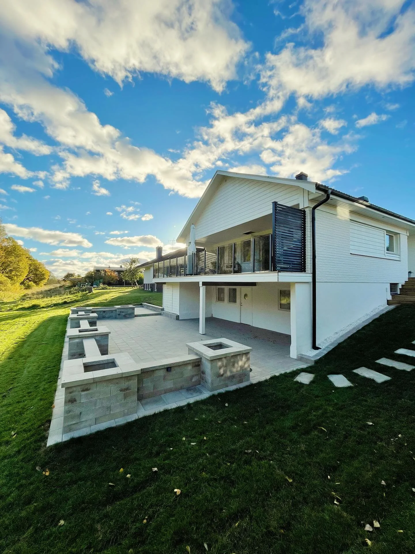 Helrenoverad utemiljö från grunden 💪🌳
Plattläggning, kantsten, murar och detaljer som binder ihop huset med den nya utemiljön.
Stilrent, funktionellt och lättskött – precis som det ska vara. ✨
Mer bilder fr&ari