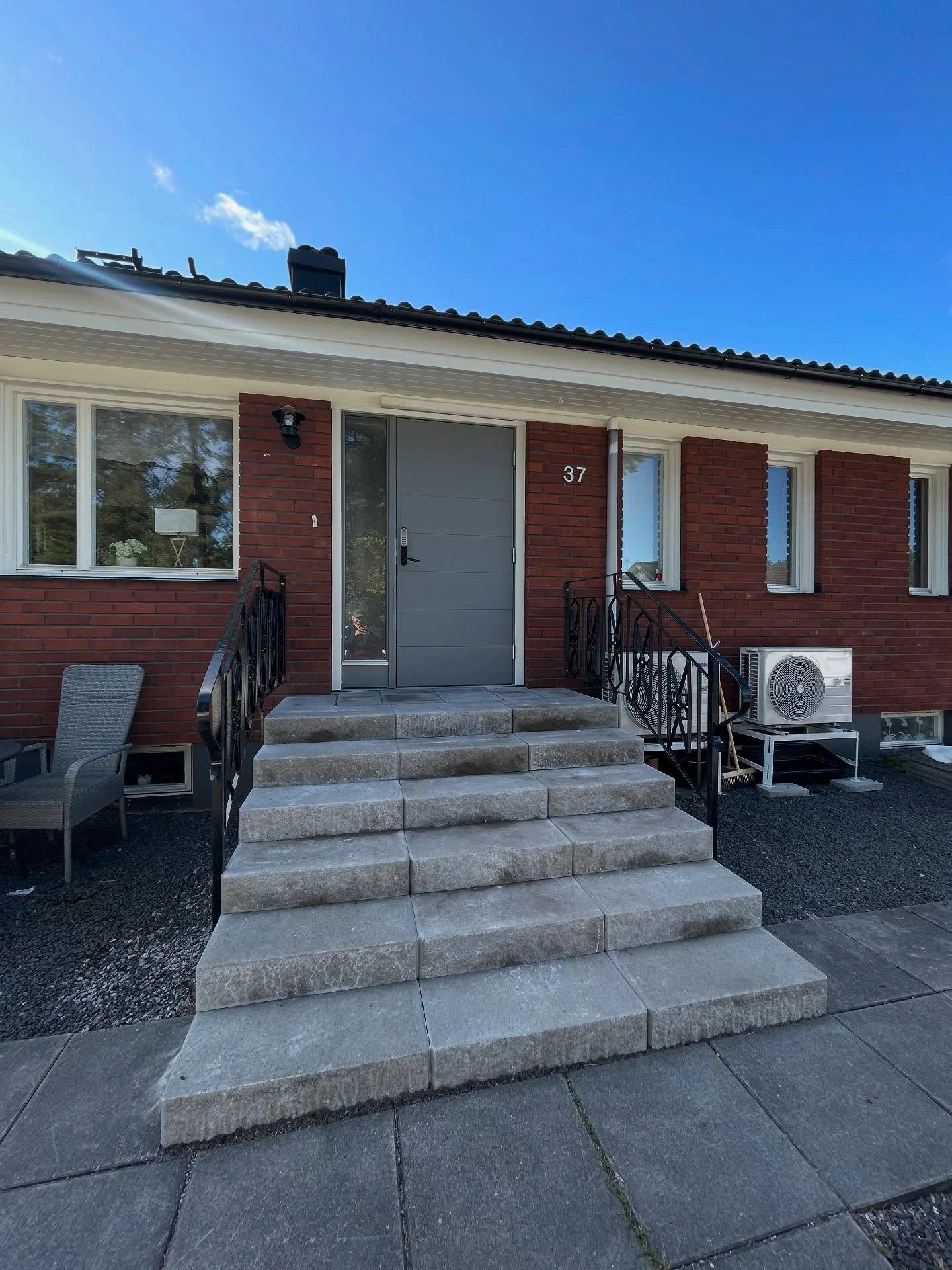 Blev lite skillnad! ✨
Från sliten entré till en ny stabil trappa med betongblock från @mosaikenhedesunda 🪨