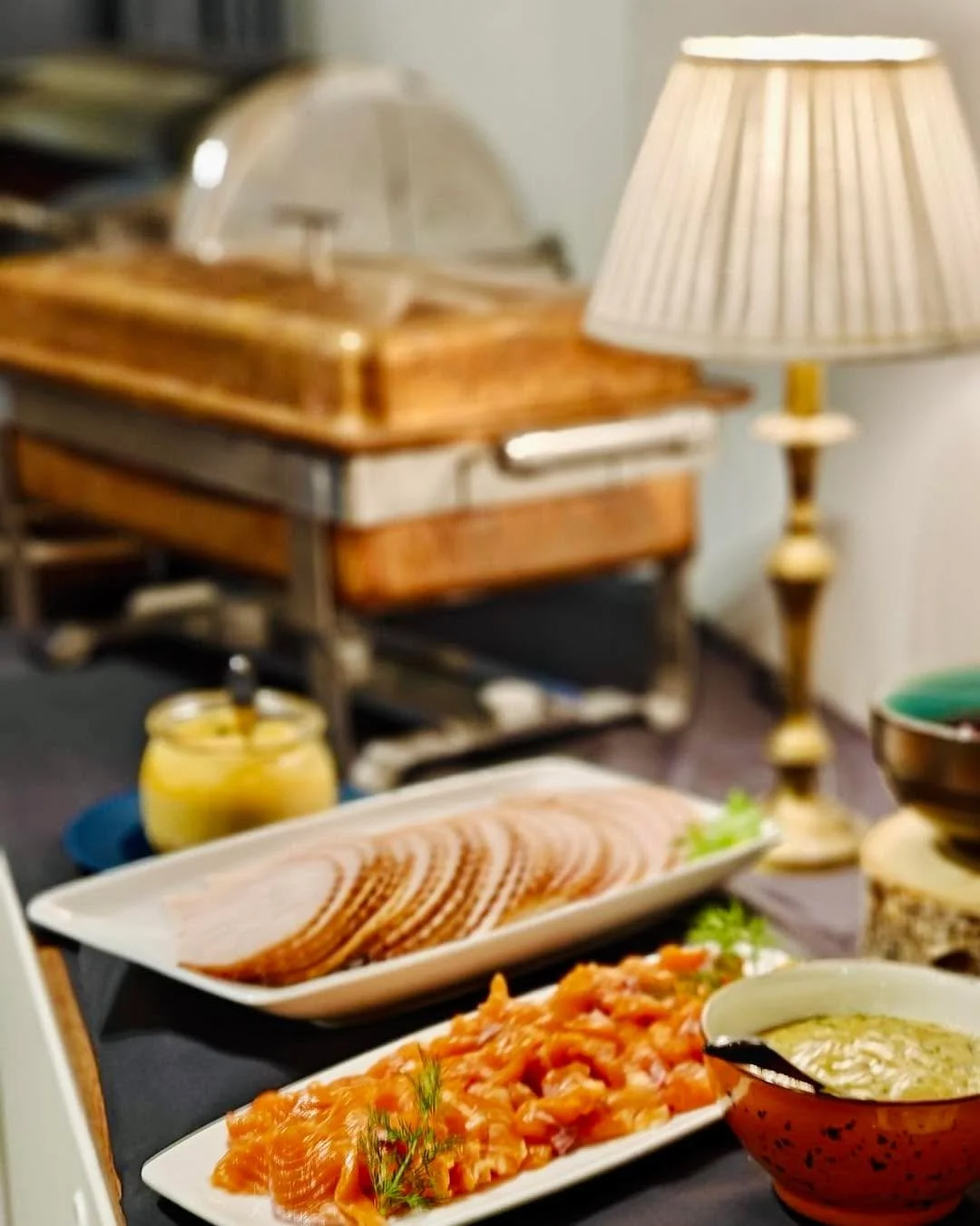 Runsas ja raikkaita makuja sis&auml;lt&auml;v&auml; joululounas odottaa t&auml;n&auml;&auml;n 18. ja perjantaina 19.12. kello 11-14. Hinta 29,90 &euro; sis&auml;lt&auml;&auml; talon kehutun omenagl&ouml;gin. 🍎❤️ L&auml;mpim&auml;sti tervetuloa!