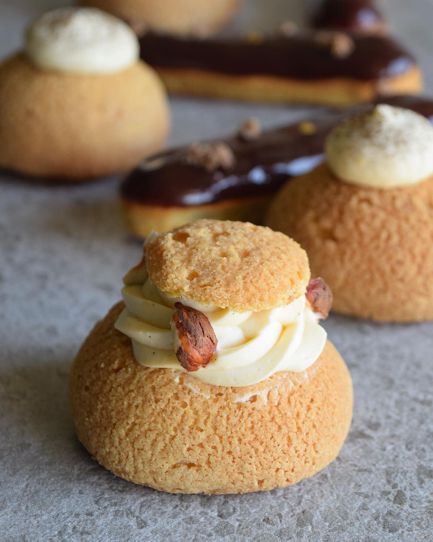 Petit fours 
🇬🇧Hazelnut choux
Vanilla mascarpone choux
Chocolate &eacute;clairs 
&bull;
&bull;
🇪🇸Choux de avellana
Choux de mascarpone y vainilla 
&Eacute;clairs de chocolate