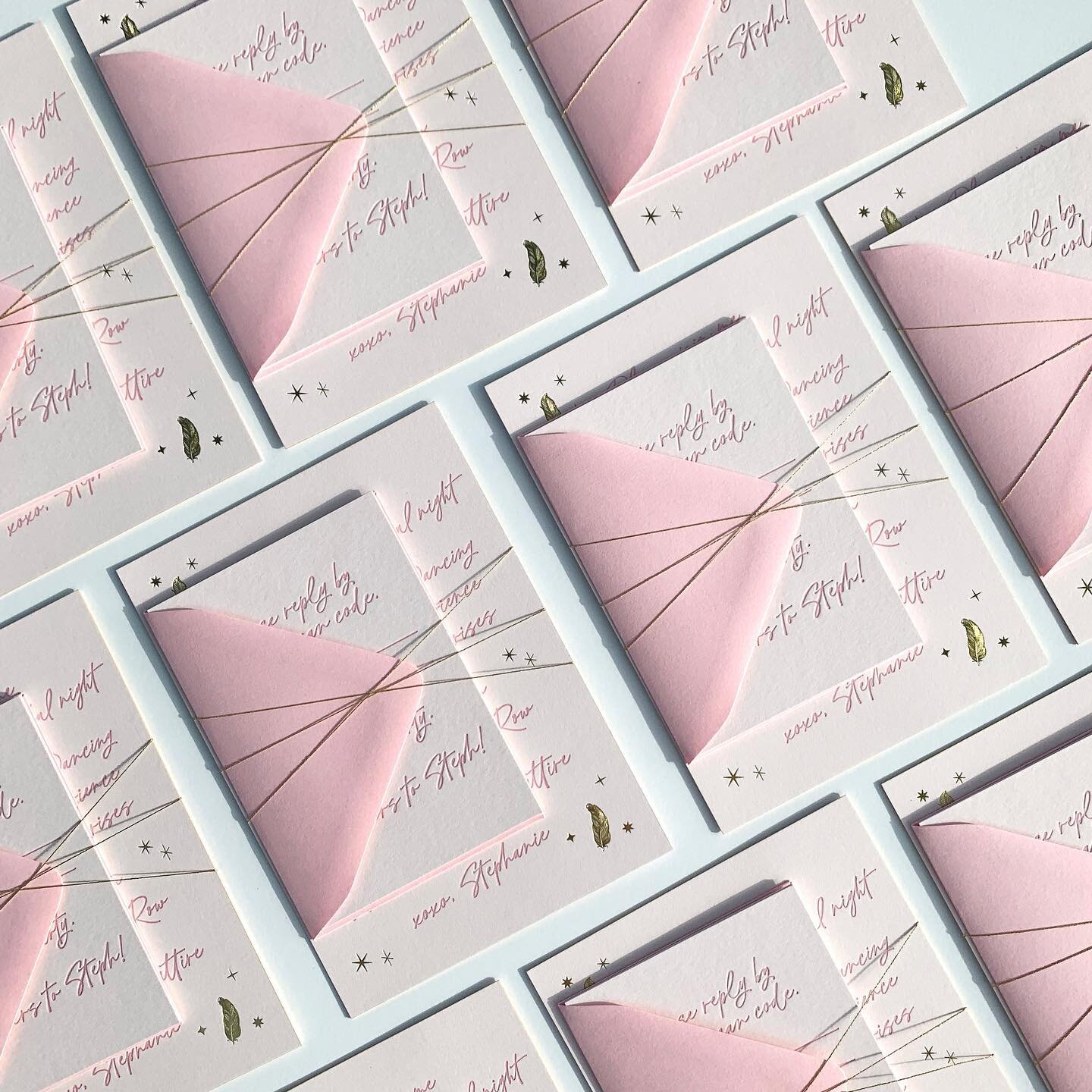 Think Pink 💗
&bull;
Pillowy cotton paper, pink letterpress, gold foil, hand-painted gold edges, hot pink handwriting and vintage Oscar de la Renta postage. All of the pretty, sparkly details were must-haves for this stylish milestone soir&eacute;e d