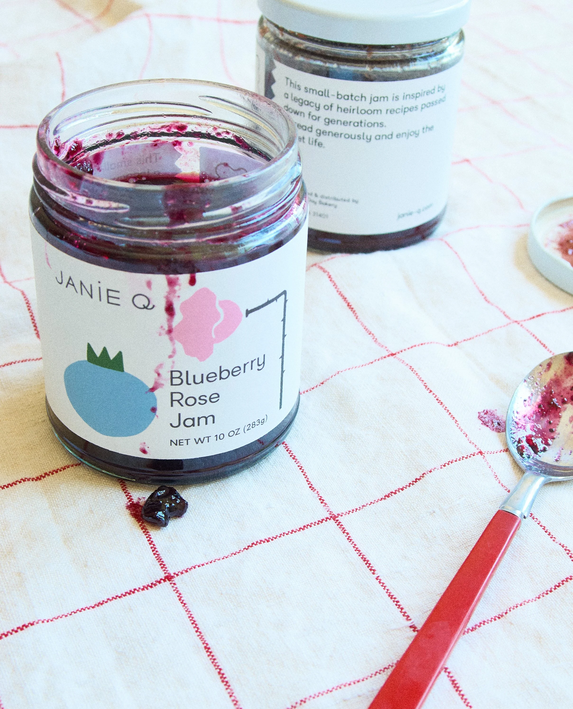 LIFESTYLE_JANIE Q PRODUCT1973.jpg