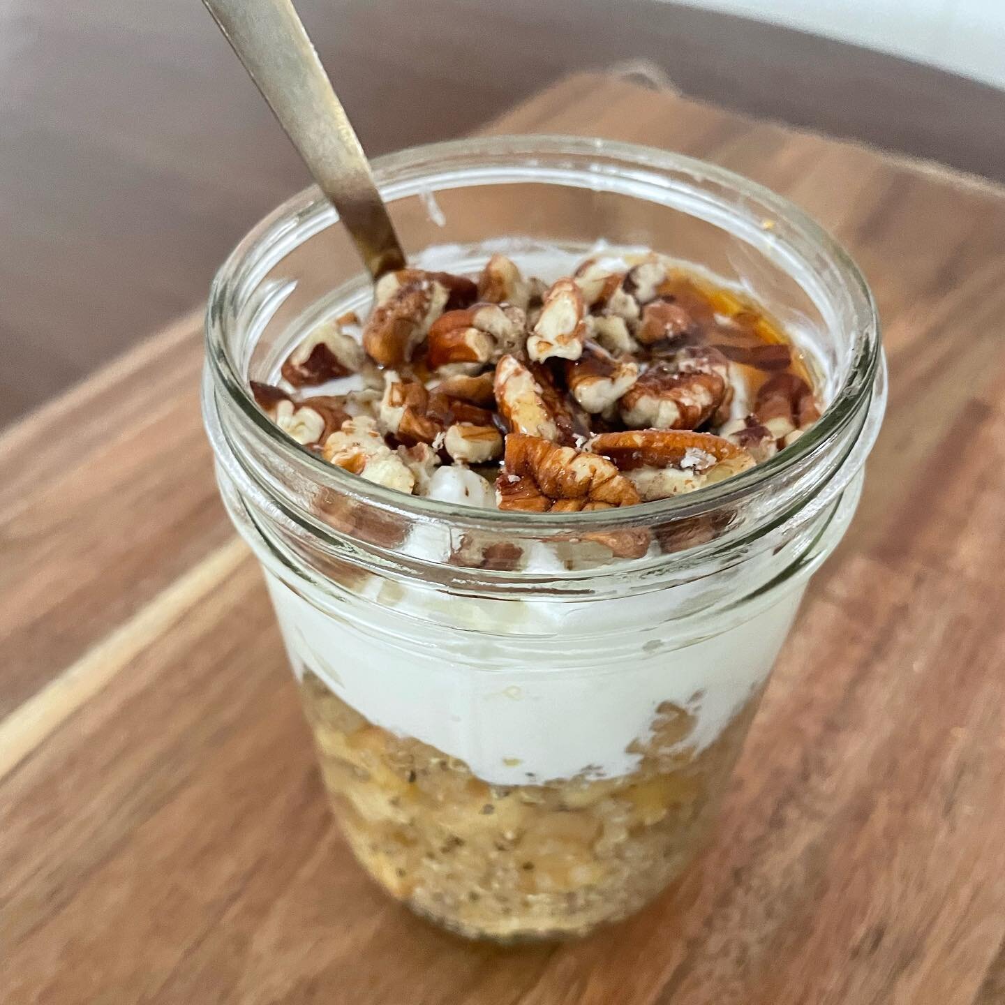 Apple Chia Quinoa Parfait 🍎

This make-ahead snack is made with the ideal match of carbs and protein to help you quickly recover from a day's ride or to keep you full between meals.

Featuring cooked quinoa, apples, chia seeds, cinnamon, and honey o