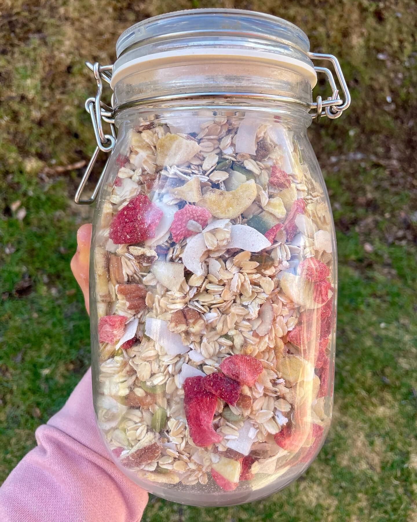 Two strawberry and banana flavored recipes 🍓🍌

1️⃣ Strawberry Banana Sunshine Muesli - Made with a vibrant mix of grains, nuts, seeds, and dried fruits this Strawberry Banana Sunshine Muesli is a surefire way to start your day.

2️⃣ Scrambled Straw