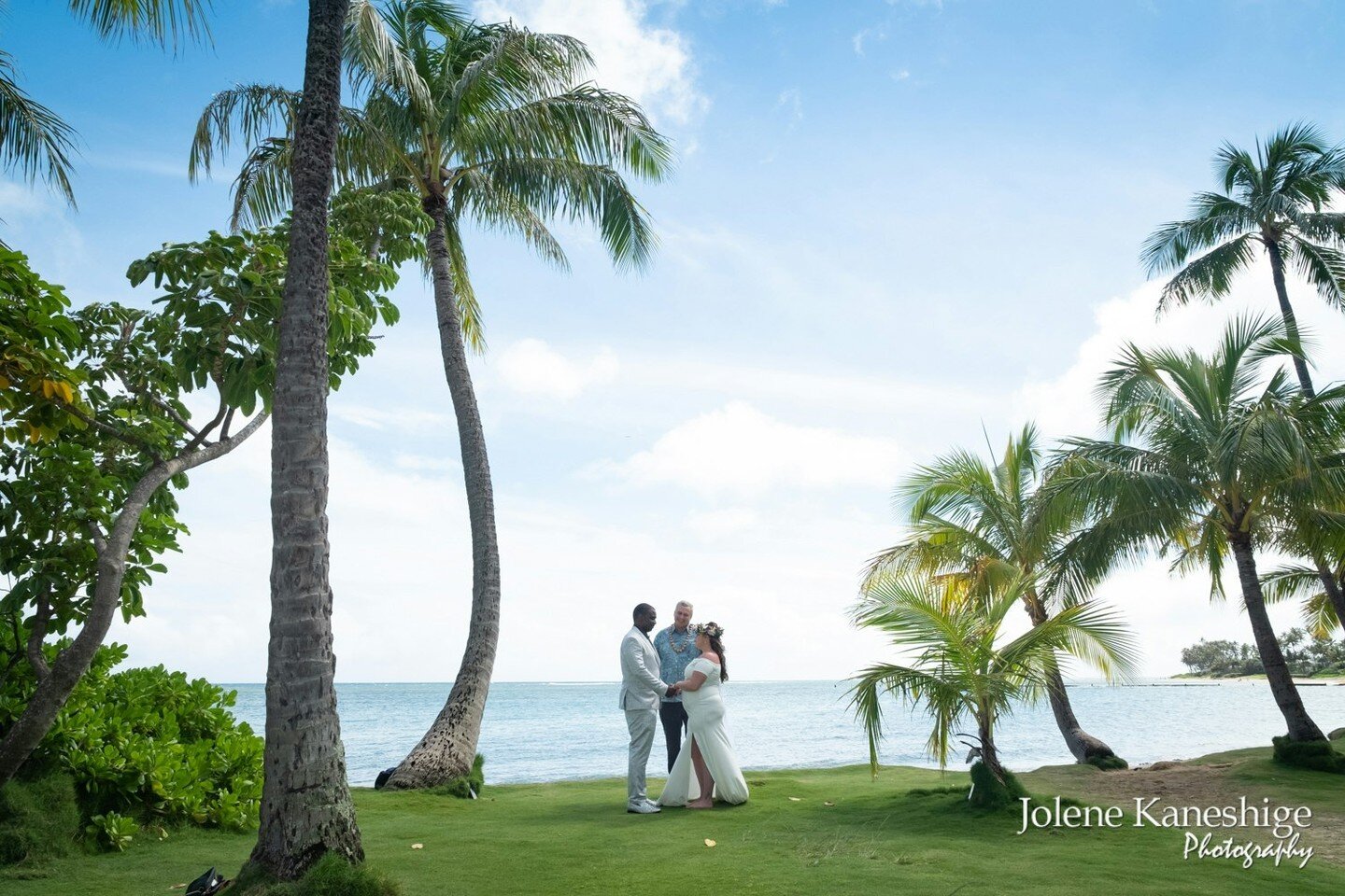 Capture your special day in paradise. From the stunning beaches to the lush greenery, we know all the best spots to make your wedding photos truly unforgettable. Let us help you create memories that will last a lifetime. 

#HawaiiWedding #TropicalDes