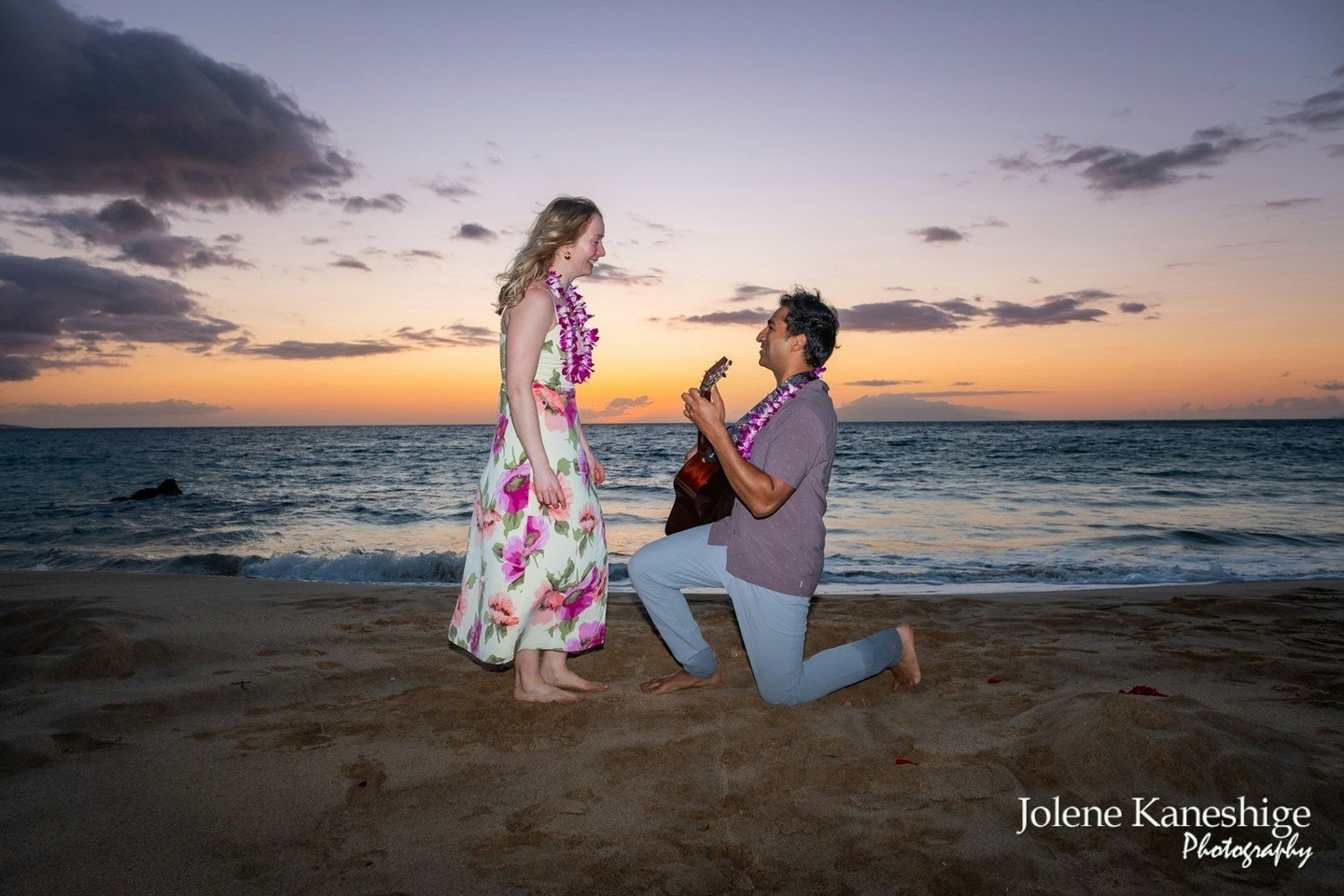 A magical sunset serenade on the beach &ndash; where music meets romance and hearts sing in harmony. 🌅🎸💍

#LoveStruckMelodies #BeachProposal #SheSaidYes #surpriseproposal #hawaiiproposal #mauiproposal #engagementphotographer #proposalphotography #