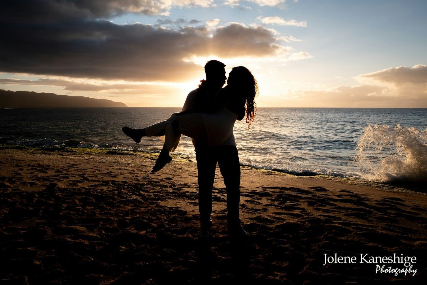 The silhouette tells a beautiful love story, capturing a romantic proposal in a heavenly paradise.

#SheSaidYes #surpriseproposal #hawaiiproposal #kauaiproposal #engagementphotographer #proposalphotography #secretengagement #willyoumarryme #putaringo