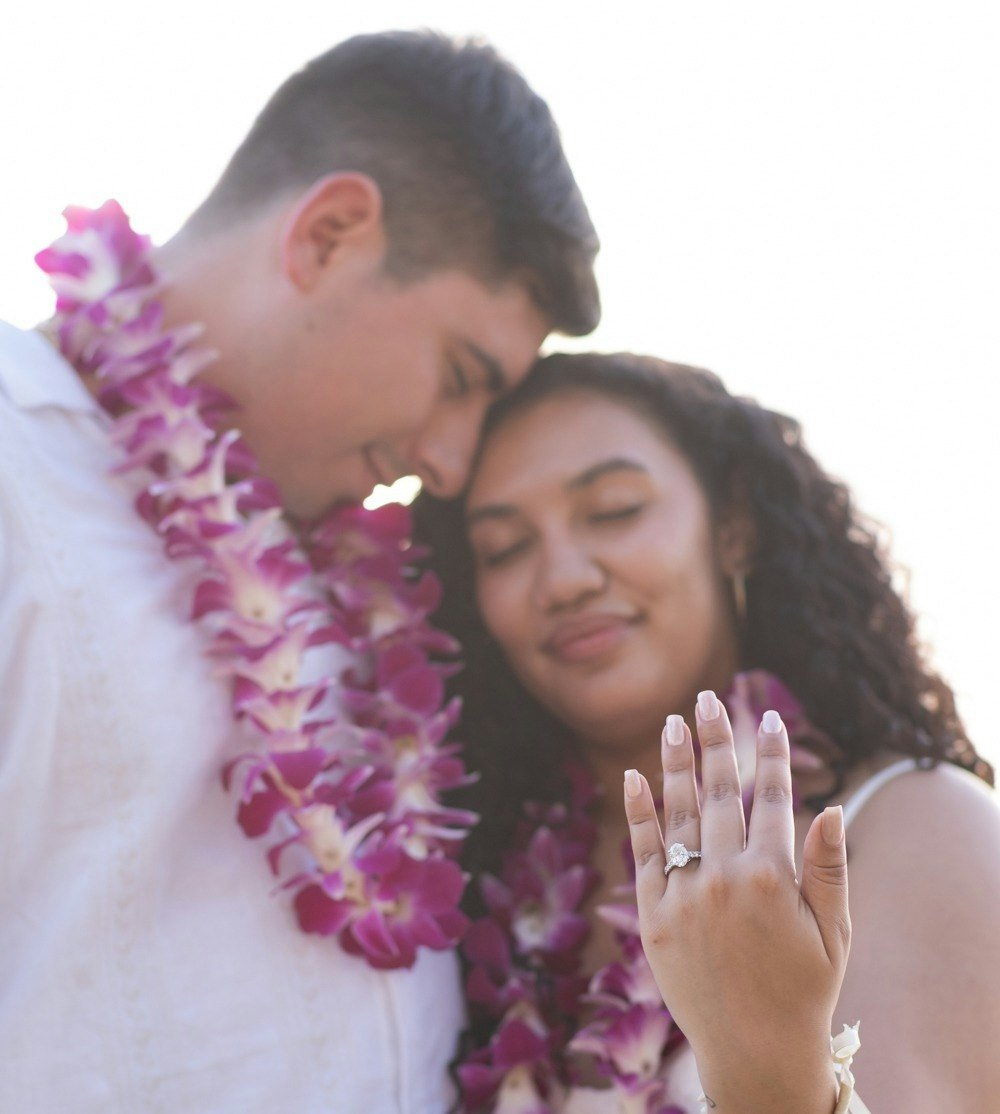 As the sun dips below the horizon, painting the sky in hues of pink and gold, there's no better time to say those four magical words: Will you marry me? 💑💍

#SheSaidYes #surpriseproposal #hawaiiproposal #oahuproposal #engagementphotographer #propos