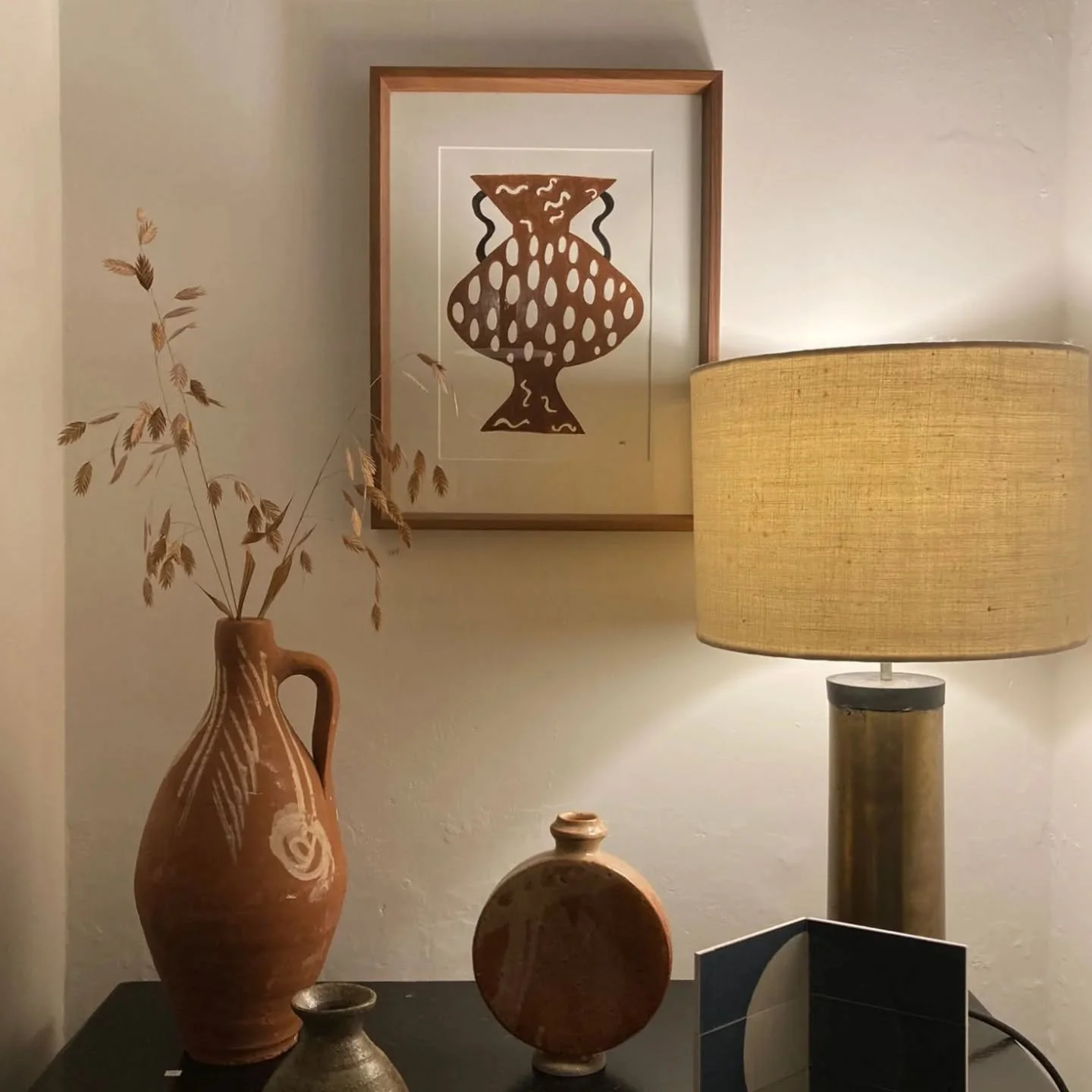 Just came across this photo of one of my vase paintings, taken at the beautiful @kindred.house Christmas fair a couple of years ago 🤎🤍 I really like this piece, which is still available.