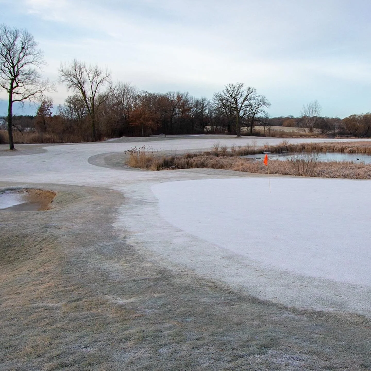 Snow dusting on Bittersweet&rsquo;s par 5 number 2.  It&rsquo;s the number 1 handicap with water on the right and OB on the left off the tee.  Second shot has water on the left or a big carry if going for the green in two.
.
.
#golflakecounty #golfil