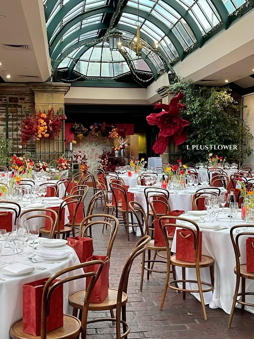 ✨ Modern Elegance Meets Tradition ✨

🪭🏮

Our latest wedding design beautifully blends modern Chinese aesthetics with timeless floral romance.

Wedding by @lplusflowermarket

#weddingdecoration 
#weddingflorist 
#adelaideweddings