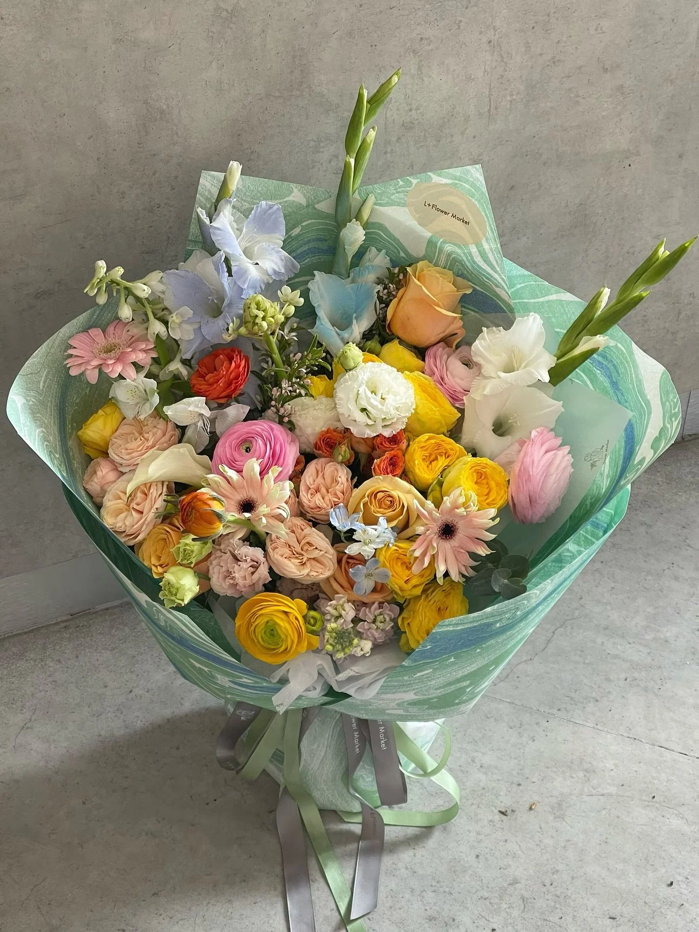 Painting with flowers
π©π»‍π¨π¨π¨