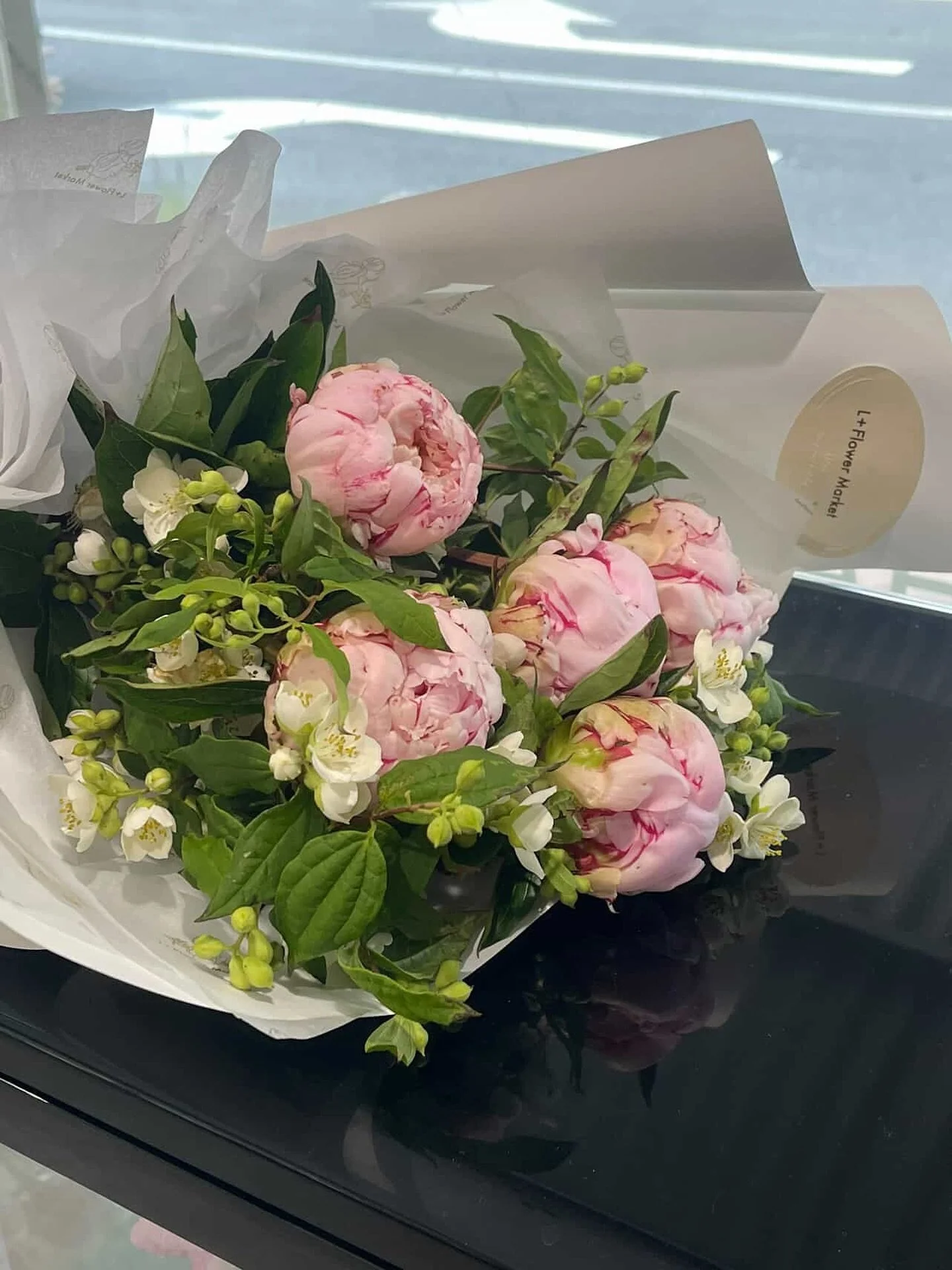 Peony with mock orange 🍃🌸

#peonyflower #peoniesbouquet #adelaideflorist