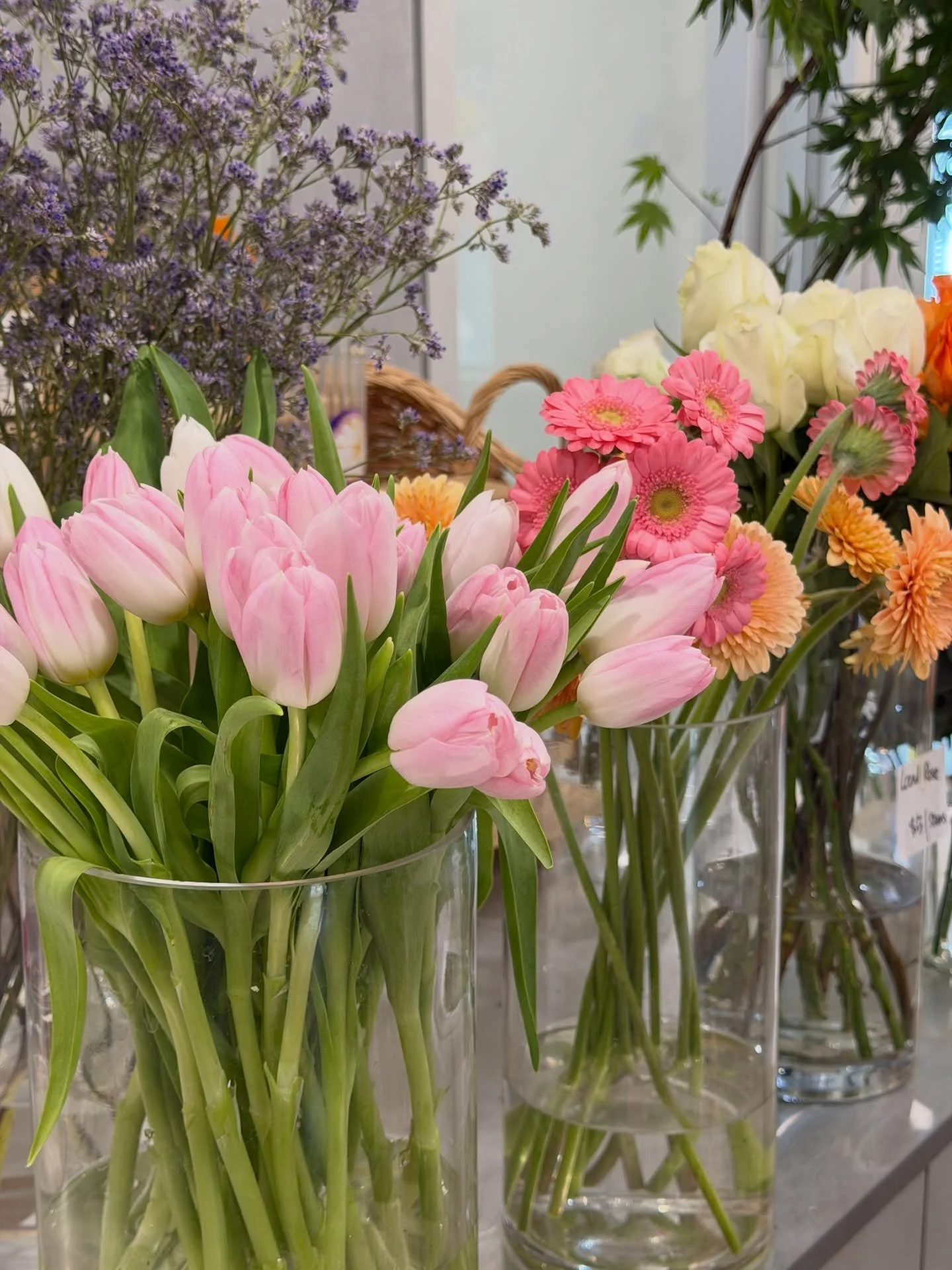 Saturday at @lplusflowermarket 

✨🌸🍃🌷🤍🍇🍑

#adelaideflorist #adelaideflowers #flowerlover