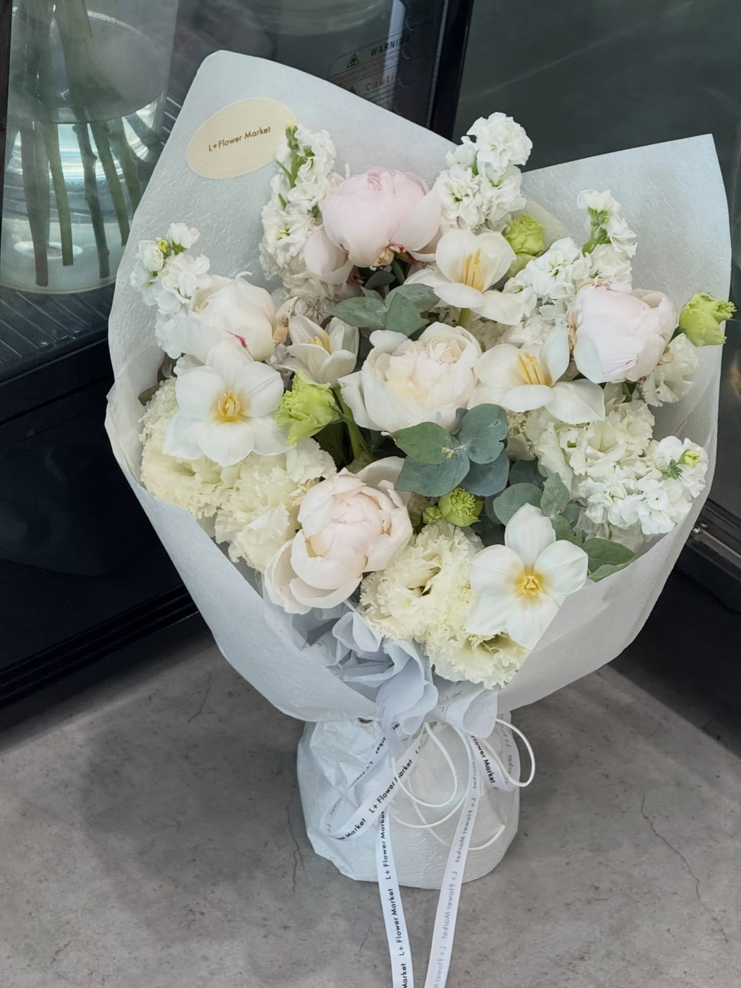 Soft and sweet 🤍🌸✨

#whitepeonies #peoniesbouquet #adelaideflorist #adelaideflowers