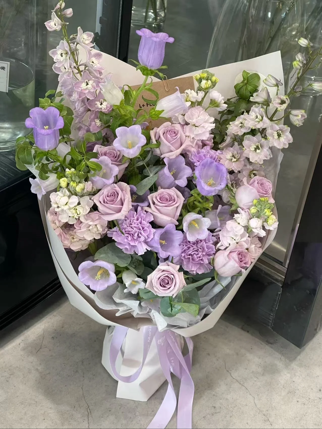 🎐

#adelaideflorist #bouquet #purple