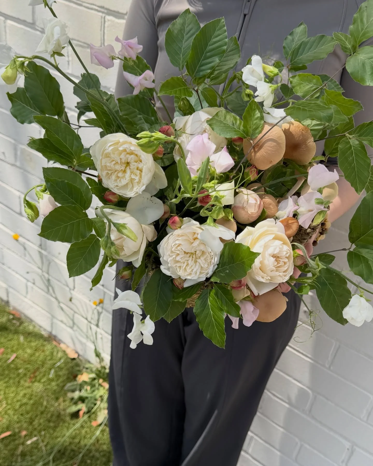 Today&rsquo;s arrangement is a little different &mdash; an exploration of nature at its most whimsical and unexpected.
A garden-style basket filled with creamy garden roses, sweet peas, climbing greens&hellip; and the most surprising stars &mdash; lo